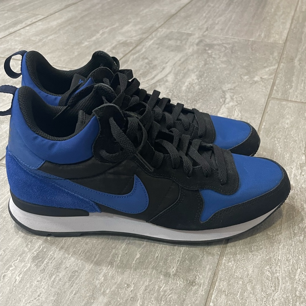 Nike Internationalist mid size 9